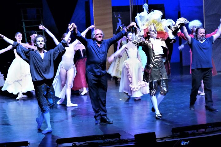 Farinelli: The show must go on