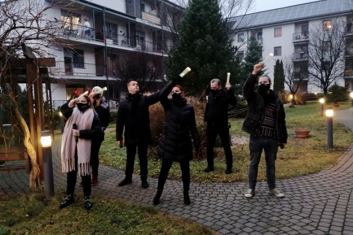 160 alkalom, 35 település, több ezer hálás néző a Pandémiában! Egy éve indult útjára „Maradj otthon, majd mi megyünk!” programunk