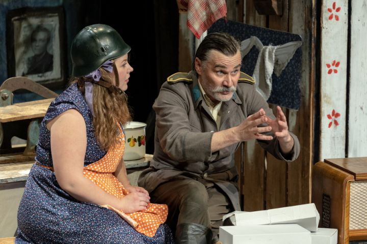 A kiszolgáltatottak tragikomédiája