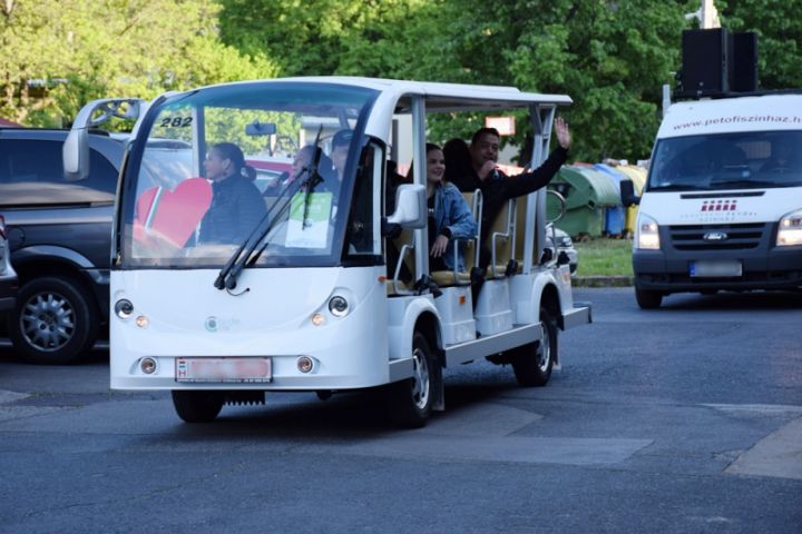160 alkalom, 35 település, több ezer hálás néző a Pandémiában! Egy éve indult útjára „Maradj otthon, majd mi megyünk!” programunk