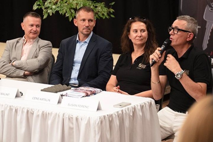 Társulati üléssel nyitotta soron következő évadát a Zenthe Ferenc Színház