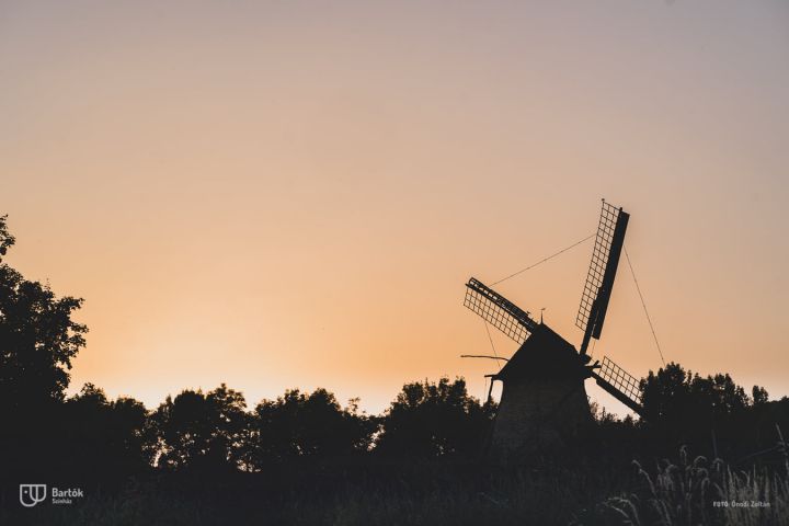 A nyári fesztiválmeghívások sorát a Szentendrei Skanzenben kezdte a Bartók Kamaraszínház