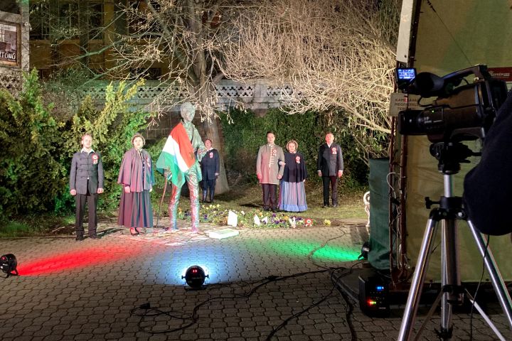 VESZPRÉMI PETŐFIgyelő címmel készít videót a Veszprémi Petőfi Színház március 15. alkalmából