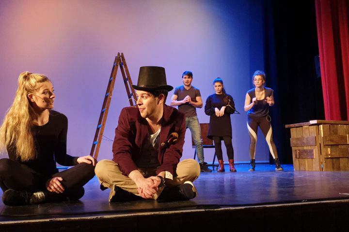 Ágacska köszönti a Karácsonyt