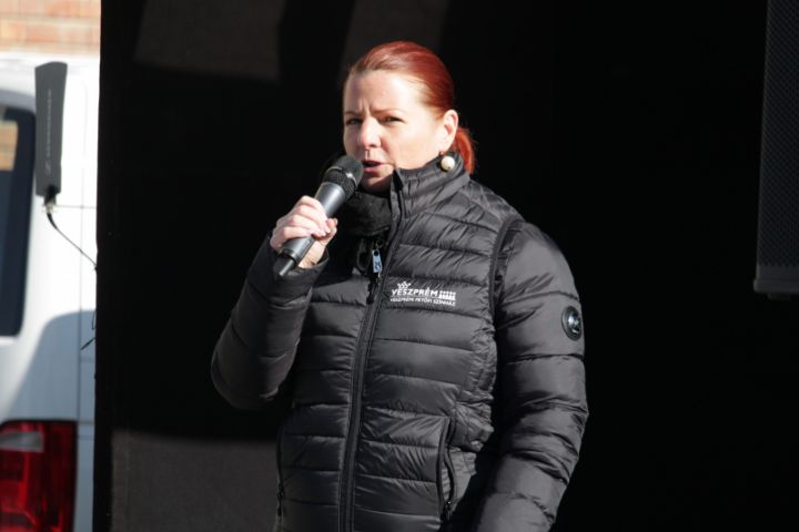 Veszprémi Karnevál a belvárosban: „Maradj otthon, majd mi megyünk!” program a VIP pavilon előtt