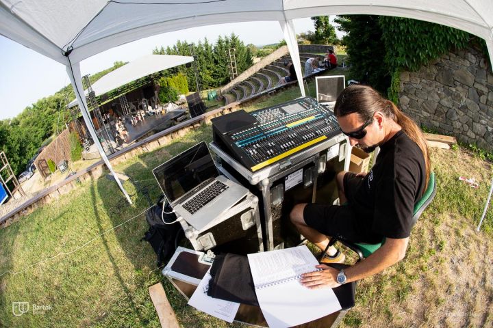 A nyári fesztiválmeghívások sorát a Szentendrei Skanzenben kezdte a Bartók Kamaraszínház