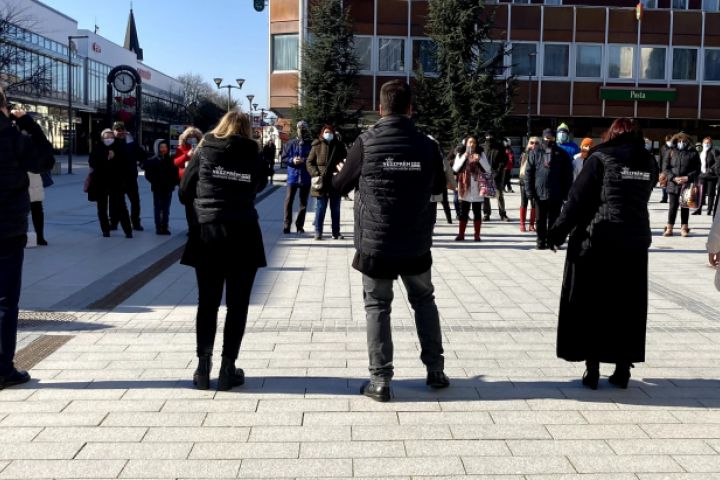 Veszprémi Karnevál a belvárosban: „Maradj otthon, majd mi megyünk!” program a VIP pavilon előtt