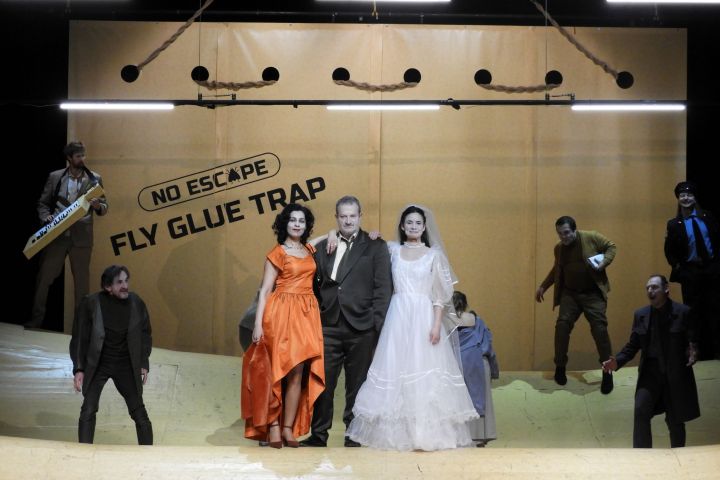 Csukás Attila, Végh Péter, Danis Lídia, Kardos Róbert, Litauszky Lilla, Baksa Imre, Honti György, Maróti Attila / A revizor / Fotó: Mihóczy Mercédesz, Jászai Mari Színház