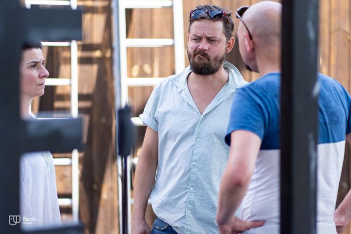 A nyári fesztiválmeghívások sorát a Szentendrei Skanzenben kezdte a Bartók Kamaraszínház