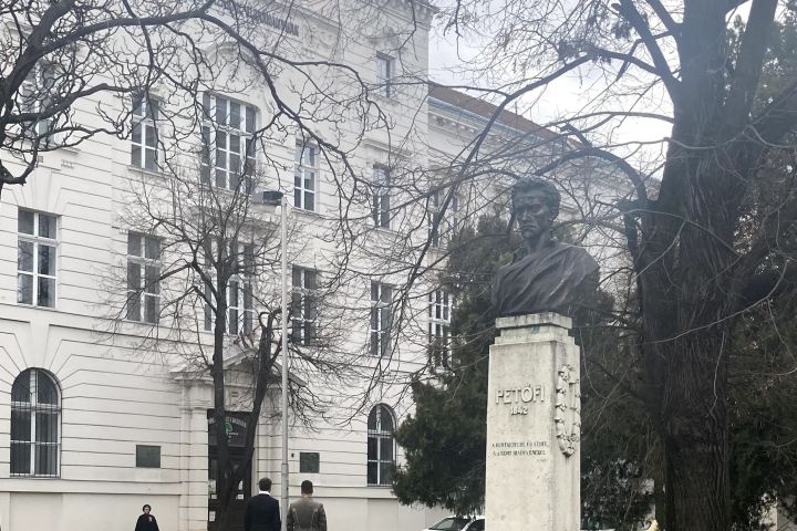 VESZPRÉMI PETŐFIgyelő címmel készít videót a Veszprémi Petőfi Színház március 15. alkalmából