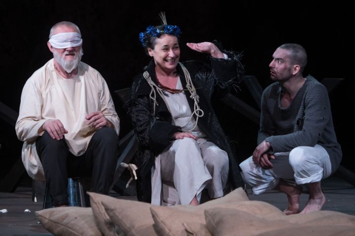 Közönségkedvenc darabjait teszi közzé a Csokonai Színház