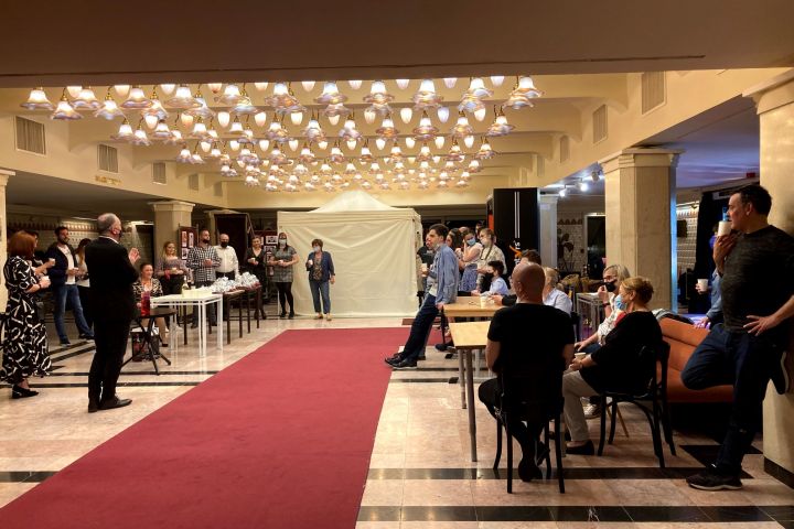 Hagymácska ősbemutató a Veszprémi Petőfi Színház előtt