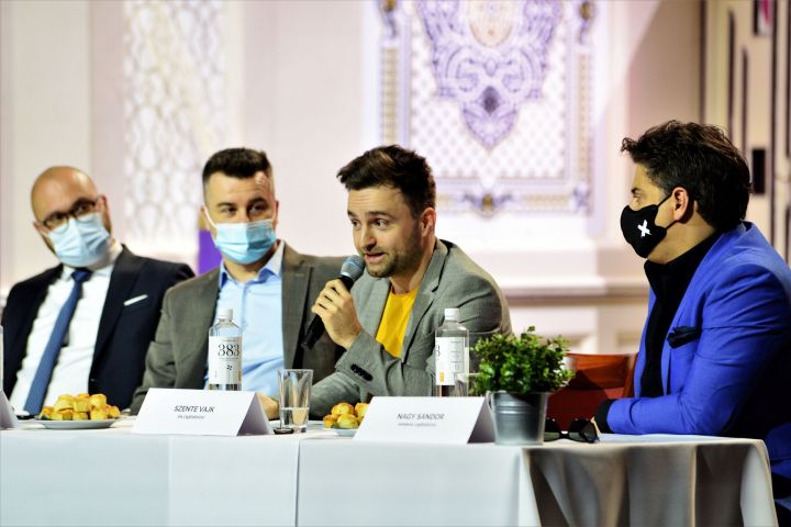 A képen balról jobbra: Bank Tamás, a budapesti Játékszín igazgatója, Dr. Fülöp Péter, a kaposvári Csiky Gergely Színház igazgatója, Kirják Róbert, a nyíregyházi teátrum direktora, Szente Vajk,a Legénybúcsú írója és Nagy Sándor, az új, koprodukcióban megva