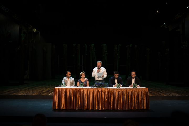 Jövőre veletek ugyanitt – a remény és a bizalom évada