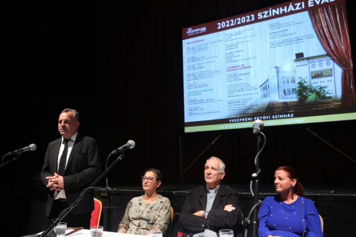 Élő kapcsolat, összetartás, összművészet, SZERETET: megnyitottuk a 2022/23-as színházi évadunkat!