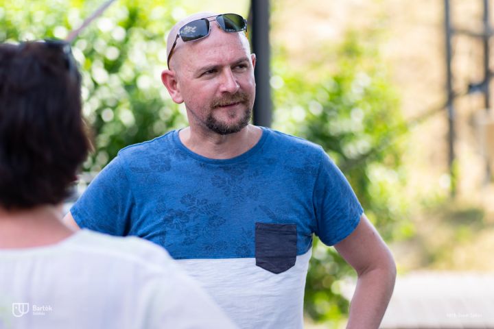 A nyári fesztiválmeghívások sorát a Szentendrei Skanzenben kezdte a Bartók Kamaraszínház