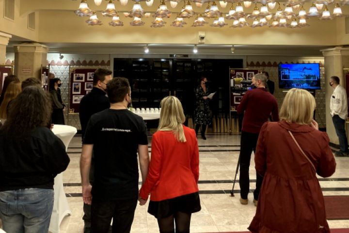 „Ilyenek voltunk...” különleges kiállítás A tanítónő zártkapus főpróbája előtt