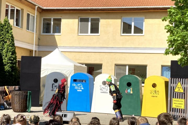 34 intézmény, közel 3000 ifjú néző: „Maradj az óvodában, iskolában, majd mi megyünk!” programsorozatunk