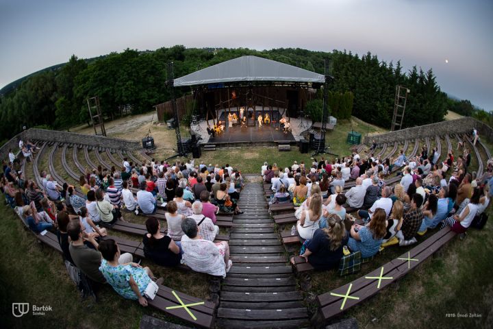 A nyári fesztiválmeghívások sorát a Szentendrei Skanzenben kezdte a Bartók Kamaraszínház