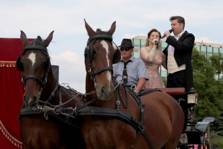 Zenés felvonulással és nagyszabású műsorokkal vette kezdetét a IV. Veszprémi Rátonyi Róbert Operettfesztivál