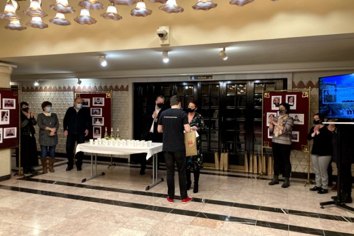 „Ilyenek voltunk...” különleges kiállítás A tanítónő zártkapus főpróbája előtt