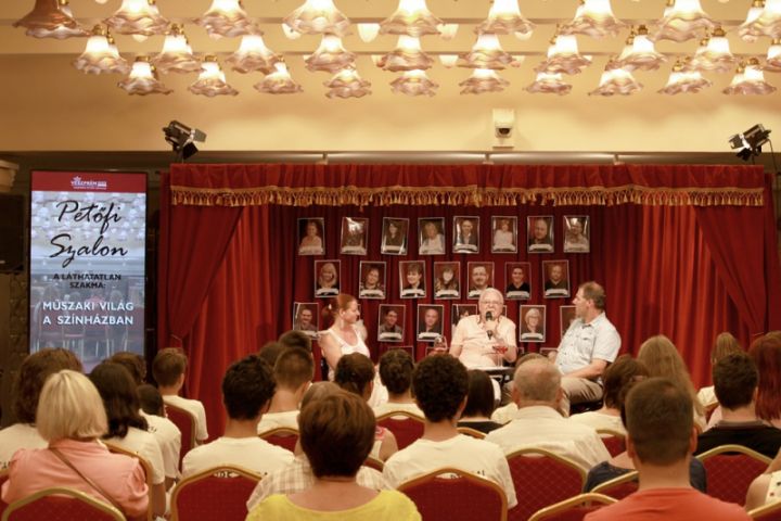 Varázslat, valóság, a világ legnehezebb és legszebb társasjátéka: a színházi műszaki világról beszélgettünk Petőfi Szalonunk alkalmával