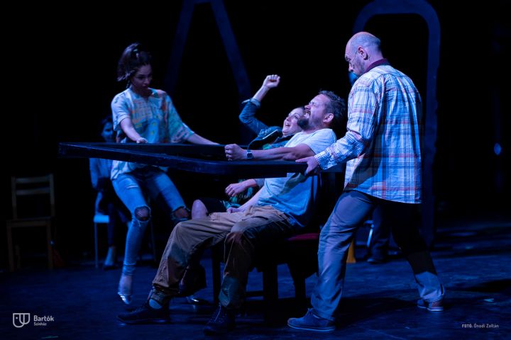 A nyári fesztiválmeghívások sorát a Szentendrei Skanzenben kezdte a Bartók Kamaraszínház