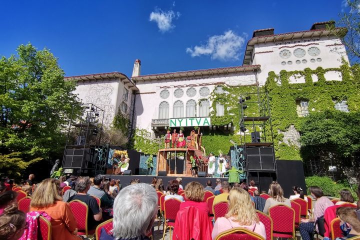 Hagymácska ősbemutató a Veszprémi Petőfi Színház előtt