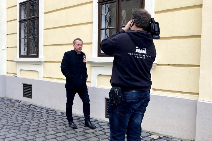 VESZPRÉMI PETŐFIgyelő címmel készít videót a Veszprémi Petőfi Színház március 15. alkalmából