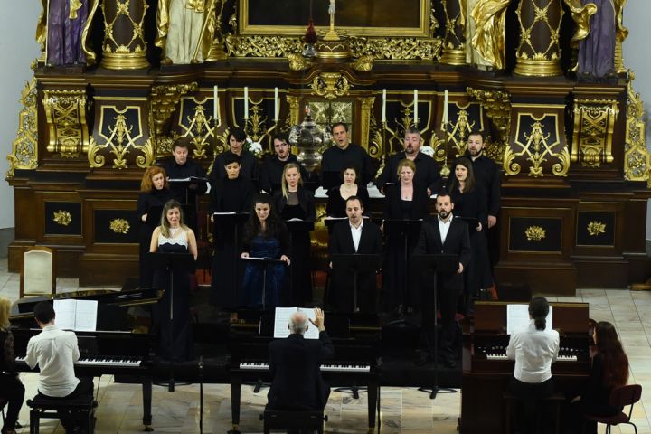 Rossini Kis ünnepi miséjével közös imádságra invitálja a közönséget a Csokonai Színház Énekkara