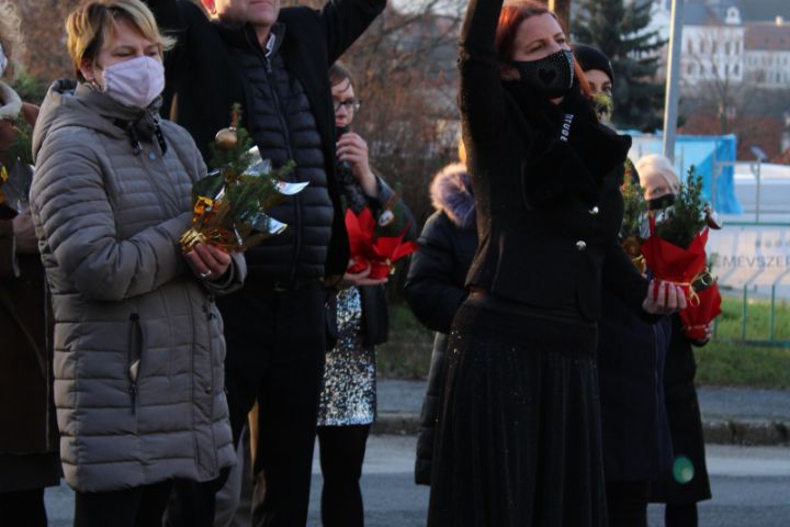 „Jót tenni jó Veszprémben!”: Átadtuk karácsonyi ajándékunkat a Völgyikút Idősek Otthona lakóinak