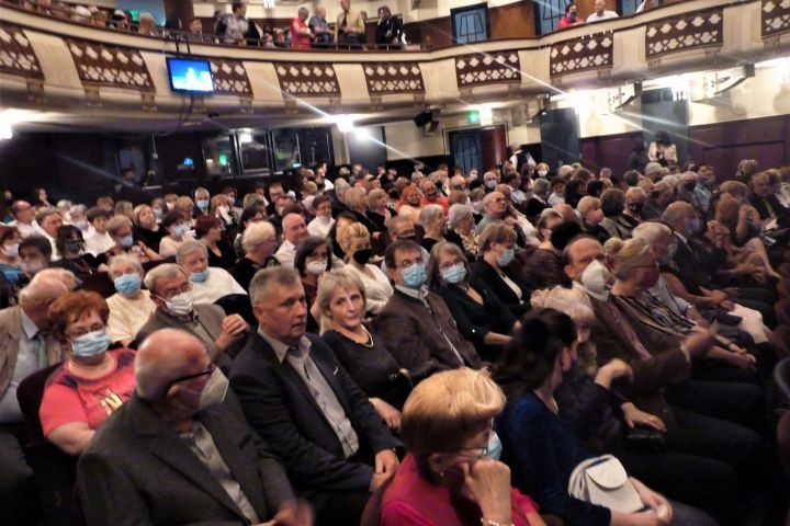 Bár nem kötelező maszkot viselni a nézőtéren, sokan magukon hagyták az arcvédőt