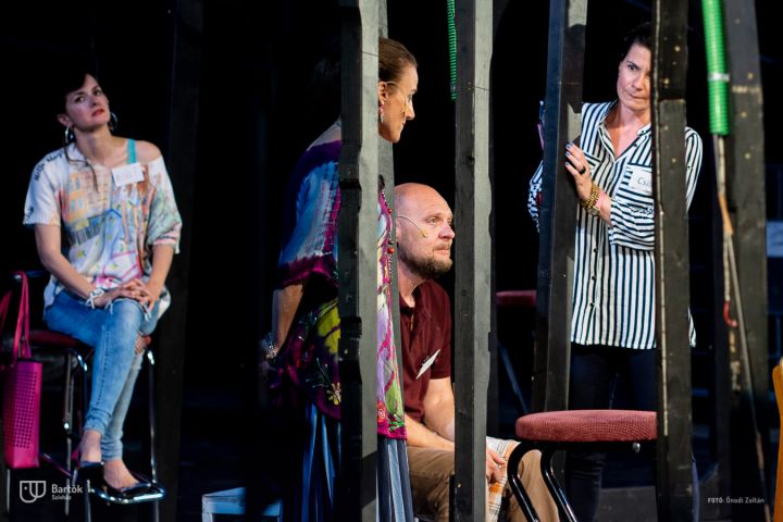 A nyári fesztiválmeghívások sorát a Szentendrei Skanzenben kezdte a Bartók Kamaraszínház