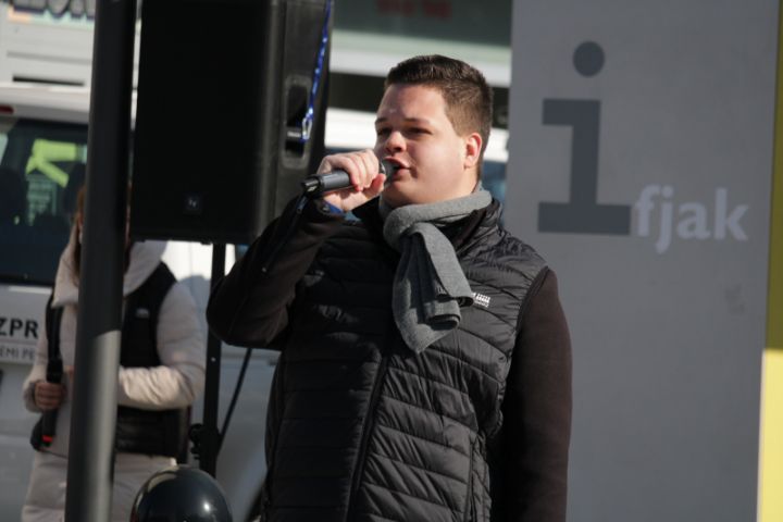 Veszprémi Karnevál a belvárosban: „Maradj otthon, majd mi megyünk!” program a VIP pavilon előtt