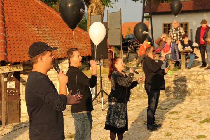 160 alkalom, 35 település, több ezer hálás néző a Pandémiában! Egy éve indult útjára „Maradj otthon, majd mi megyünk!” programunk