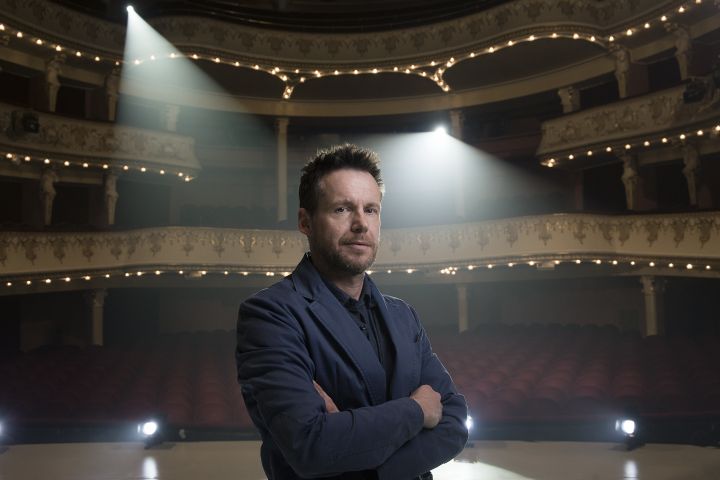 „Ebben a városban megtaláltam azt a fajta alkotó közeget, ahol művész emberként kiteljesedhetek” – Rusznyák Gábor kapta idén a Déryné-díjat