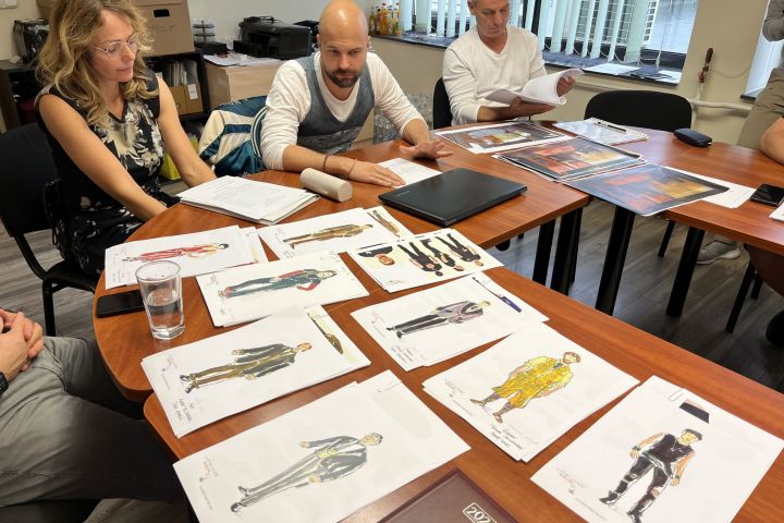 Megtartottuk a Ma este megbukunk előadásunk díszlet- és jelmez-tervelfogadását