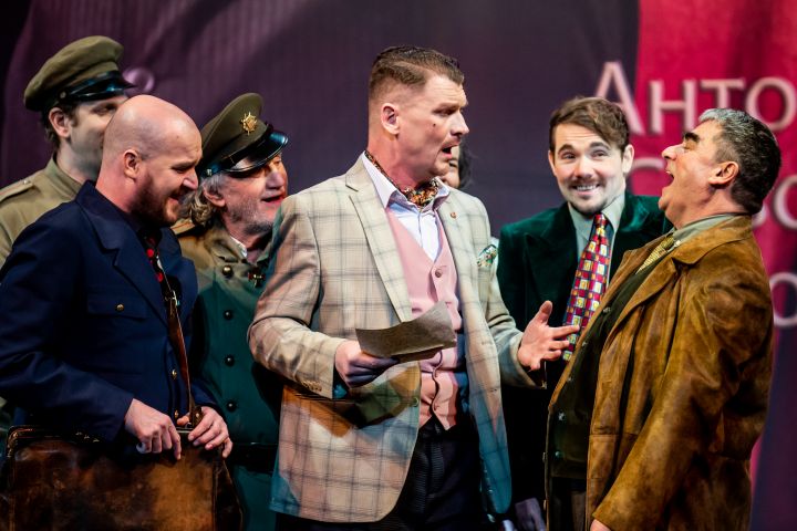 Újabb előadás készült el a Kecskeméti Katona József Nemzeti Színházban, ezúttal A revizor című Gogol-komédia, Pataki András rendezésében