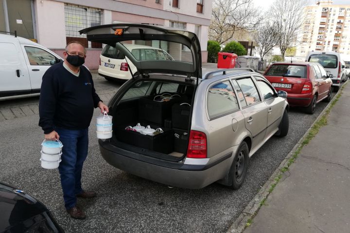 A Pécsi Nemzeti Színház is segíti idős honfitársainkat