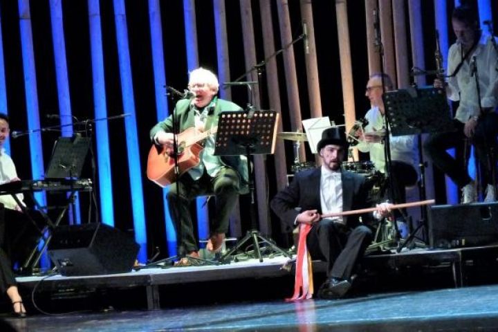 Fergeteges Tücsöklakodalom