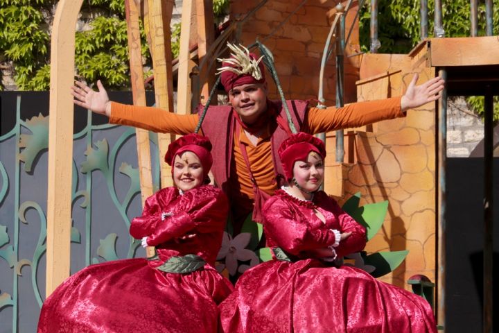 Hagymácska ősbemutató a Veszprémi Petőfi Színház előtt