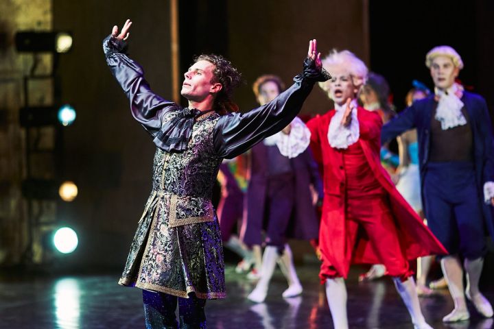 Farinelli: The show must go on