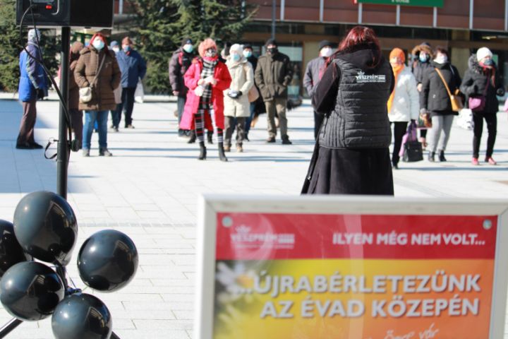 Veszprémi Karnevál a belvárosban: „Maradj otthon, majd mi megyünk!” program a VIP pavilon előtt