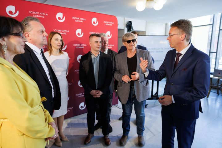 A képen balról jobbra:  Bán Teodóra, Oberfrank Pál, Novák Irén, Kirják Róbert, Besenczi Árpád, Dörner György, Hankó Balázs