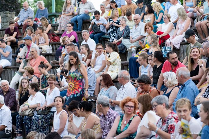 A nyári fesztiválmeghívások sorát a Szentendrei Skanzenben kezdte a Bartók Kamaraszínház