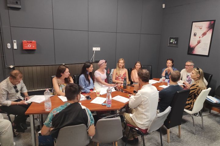 Kölcsönlakás olvasópróbák kezdődtek, szeptemberben bemutató!