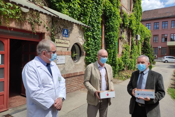 Fame előbemutató - Két előadást kapnak a kórházi dolgozók 