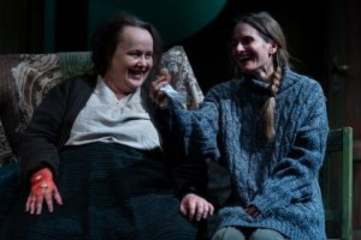 „Leenane szépe búcsúzik” - A dunaújvárosi Bartók Színház előadásáról