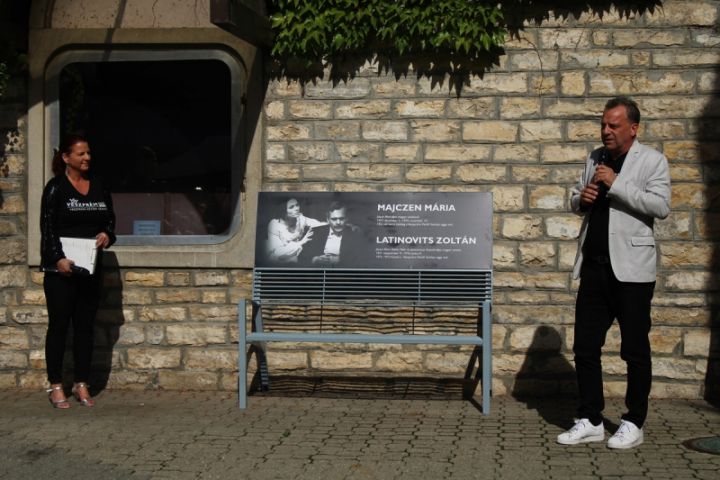 Majczen Mária és Latinovits Zoltán emlékére állított padot a Veszprémi Petőfi Színház!