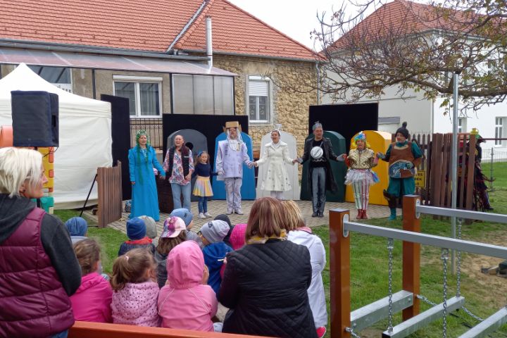 34 intézmény, közel 3000 ifjú néző: „Maradj az óvodában, iskolában, majd mi megyünk!” programsorozatunk